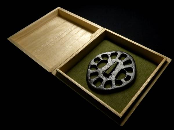 恵】特別出品！3 「極上鉄味！山吉兵 在銘 名作透鍔」 鍔、刀装具