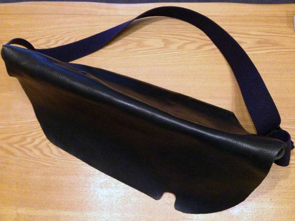 Uni&co. レザー　メッセンジャーバッグ　Mサイズ　ネイビー