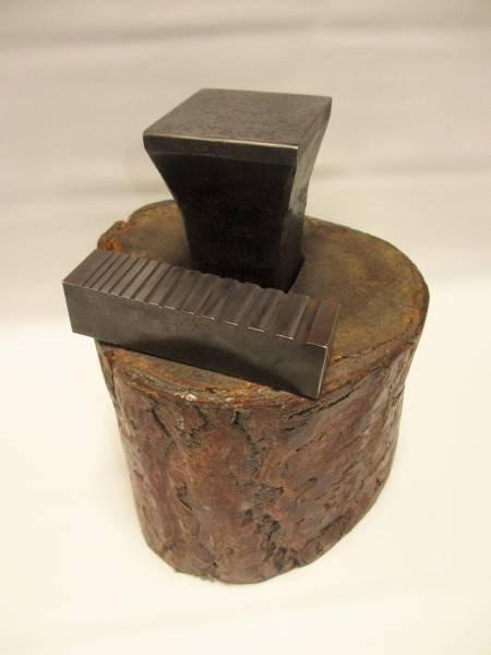 彫金 金属加工に 木台付 アンビル 金床 中古品