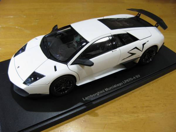 人気SALE，大人気 AUTOART ランボルギーニ ムルシエラゴ LP670-4 SV 白 ミウラ(乗用車)｜売買されたオークション情報、yahooの商品情報をアーカイブ公開 - オークファン 乗用車