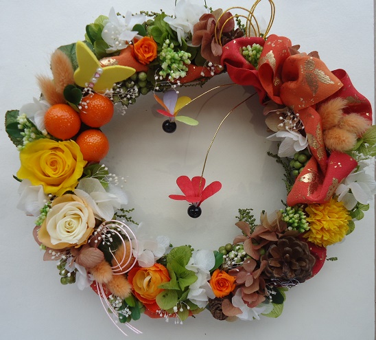 元気なイエローのお花畑♪晴れ着で羽根つき、お正月リース_1