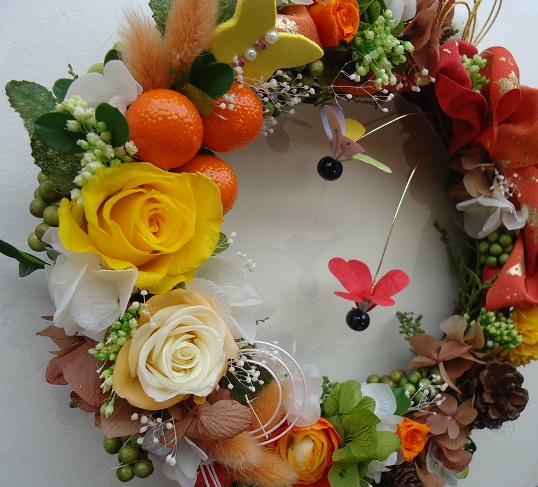 元気なイエローのお花畑♪晴れ着で羽根つき、お正月リース_3