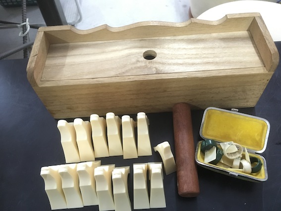 琴柱 天然素材 13個 木製専用箱入り 希少天然素材製 琴柱 桐箱入り 足
