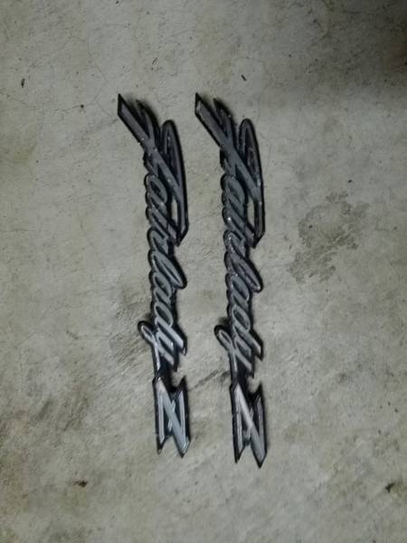 日産純正S 30Z. フロントフェンダーエンブレム左右当時物