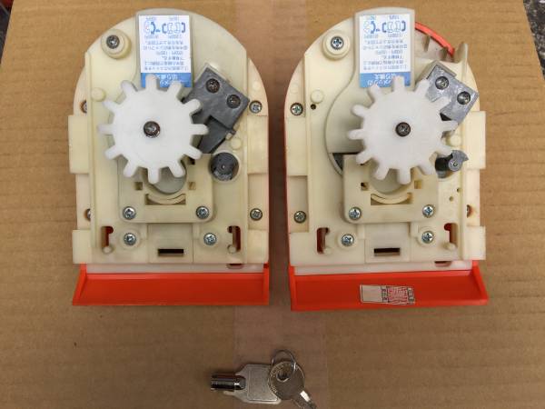 YUJIN　中古ガチャガチャ2台　カギ付き YUJIN 中古ガチャガチャ2台 カギ付き YUJIN カプセル100個 ガシャポン