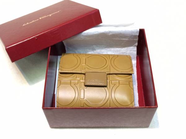 ●美品 サルバトーレフェラガモ 三つ折り財布 ガンチーニ 型押し加工 ベージュ