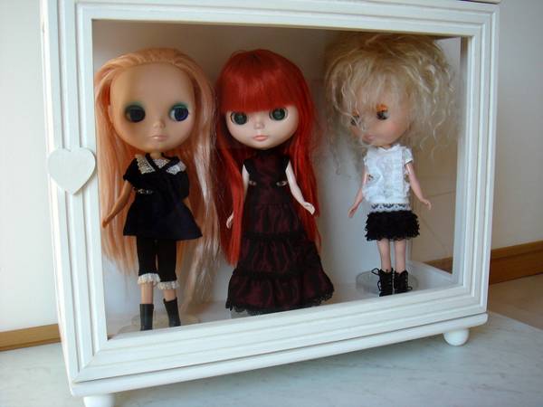 ◆B'furniture #1332ドールケース３体用　OW　◆