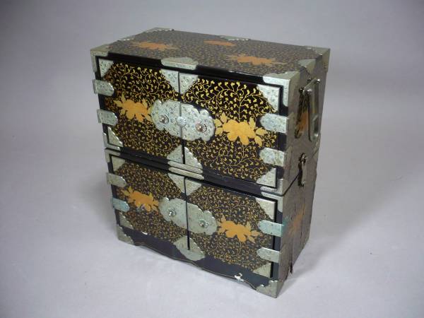 古い大きな雛道具 蒔絵の立派な箪笥 大正時代の雛道具 文化遺産
