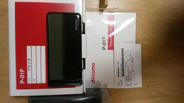 ドコモガラケーP-01F中古です。取扱説明書と充電台は、未使用です。