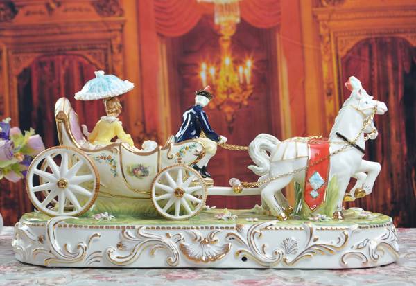 西洋馬車の陶器人形『馬車に乗る貴族』を買取入荷致しました 陶器人形