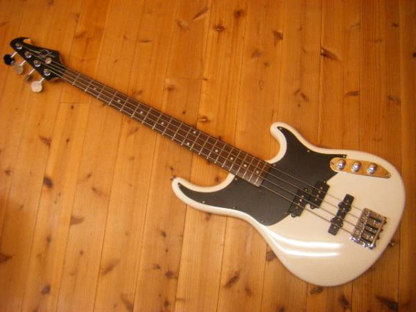 Peavey Zodiac BXP エレキベース ホワイト PEAVEY Zodiac BXP ベース PJタイプ ピービ― 白(エレキベース本体