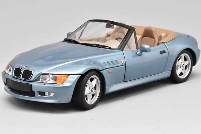 ボンドカー：UT 007 ゴールデンアイ BWM Z3 ロードスター 1/18