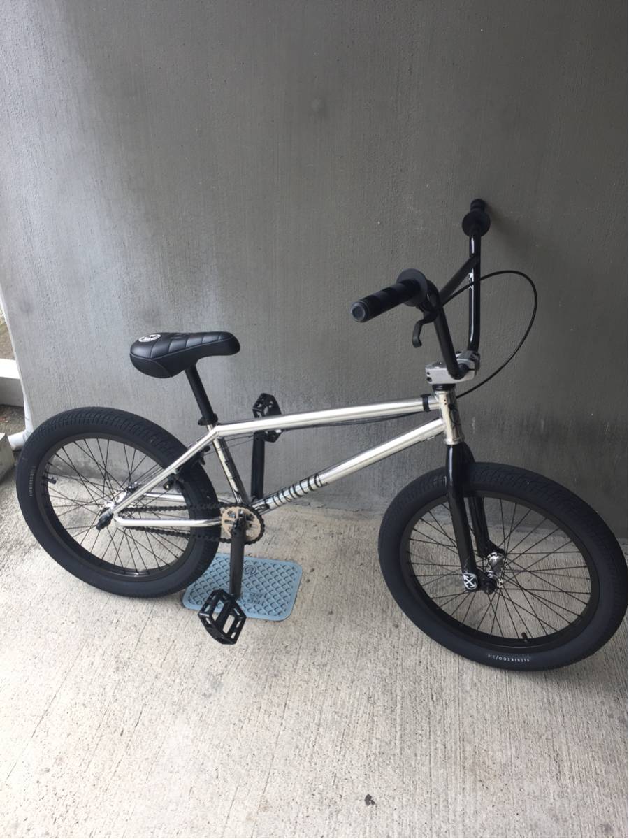 B><BR><BR>商品名：BMX ジャイロ搭載20インチモデル<BR>サイズ：約、W145×D59×H88cm<BR>カラー：マットブラック(つや消しブラック)<BR>配送費用：<BR>その他全国一律  　４５００円<BR>北海道　　　　　 ６５００円<BR>※但し、沖縄や離島などの特別地域などは別途運送会社などにお見積もりとなります。<BR>備考：<BR>※本製品は組立式の状態での出荷となりご到着後、落札者様自身で組立てなどをして頂く必要がございます。サドルやグリップなどのデザインについては若干の仕様変更がある場合がございます。<BR>※未使用品ですが倉庫会社の過剰在庫品や展示商品や長期保管商品などになり発送時の外箱が不足している場合がございますのでその場合はエアパッキンなどで簡易梱包での発送となります。<BR>※同梱不可となります。<BR><BR>【自転車防犯登録のお願い】<BR>自転車購入時や友人等から譲り受けた場合は法律(自転車法第12条第3項)で防犯登録を行う事が義務付けられています。最寄りの自転車販売店で必ず手続きをお願いします。<BR><BR><CENTER><img loading=