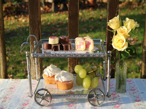 英国　クロームプレート製　ガラス２段　ケーキスタンド　ミニチュアトローリー・ワゴン型　車輪動きます＊　アフタヌーンティーに