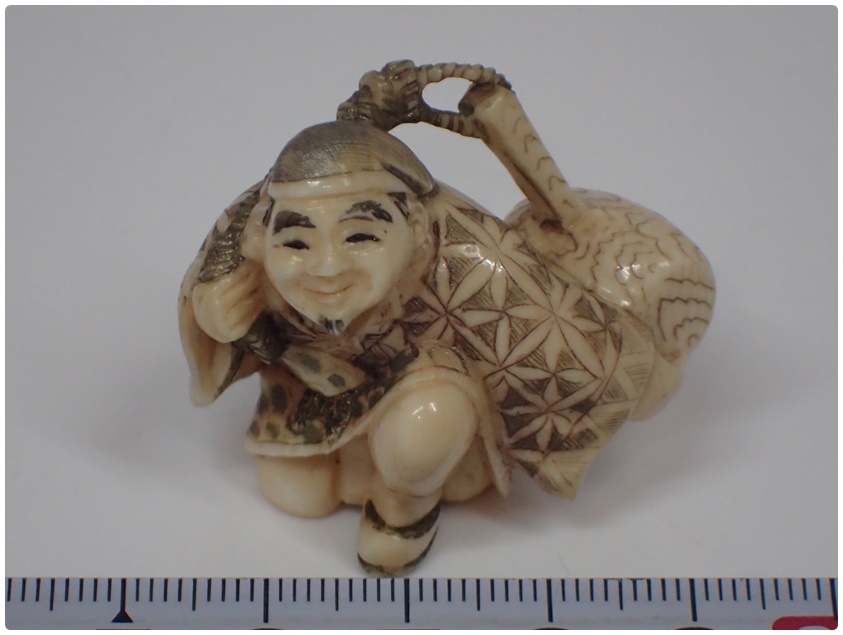 本象牙　山口在銘　人物根付　幅：3.8cm　重さ：19g　A289　60サイズ