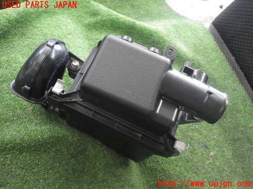 2UPJ-34992560]カローラアクシオハイブリッド(NKE165)エアクリーナーボックス 中古