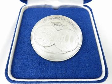 2000年、新500円発行記念純銀メダル約134ｇ 記念メダル】2000年 新500円 貨幣発行記念 純銀 134.3g 10189486 Yahoo