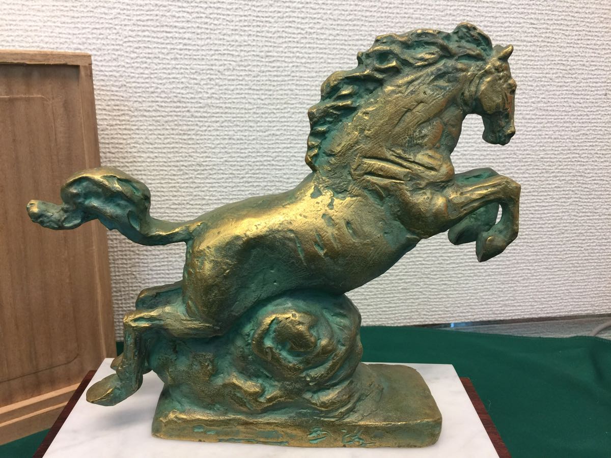 北村西望 馬 ブロンズ製 金属彫刻 置物 金青銅仕上げ 木製石台付 北村西望のブロンズ像ほかを買取りいたしました。 %pagesitename%%