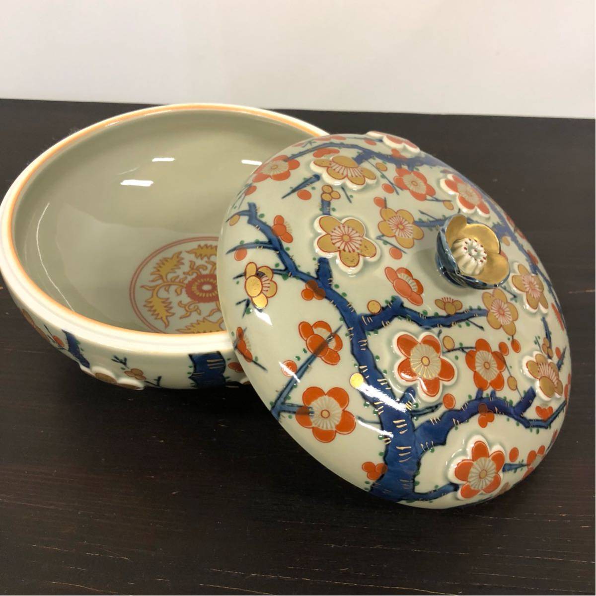 未使用】 有田焼 林九郎作 青釉梅陽刻文蓋物 菓子器(染錦)｜売買された