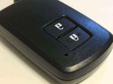 121【美品】トヨタ ハリアー 60系 スマートキー 送料１４０円～