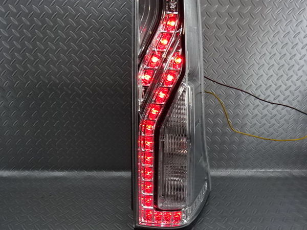 C26セレナ 後期純正加工テール 日産純正 C26 セレナ ハイウェイスター 後期 テールランプ 右側 運転席