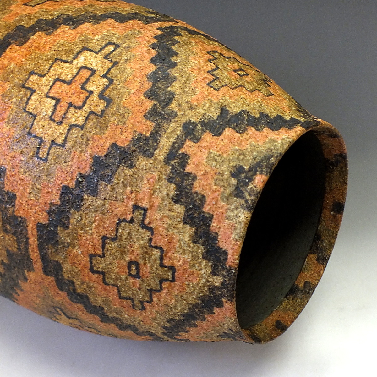 即決(おたからや美術画廊)奥田知樹○灰釉層紋器/益子焼/共箱/銘あり