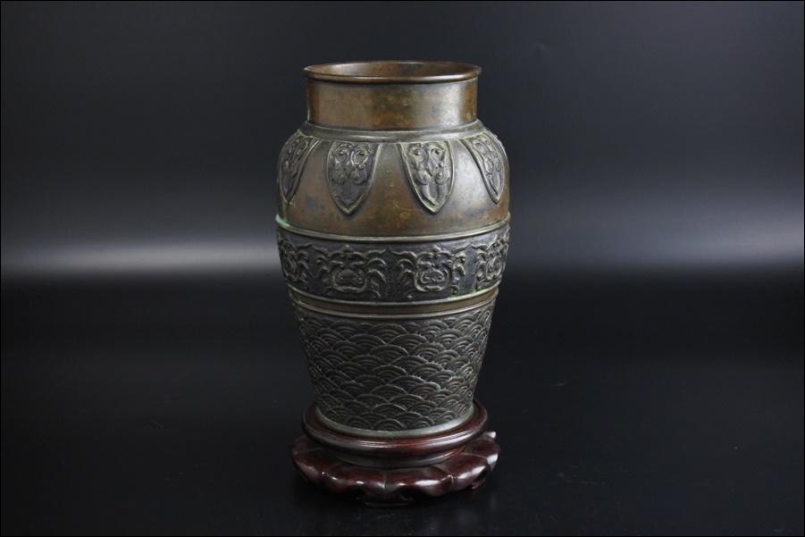 湯】中国美術 唐物 古銅製 饕餮紋花瓶 唐木台付 華道具 古美術品