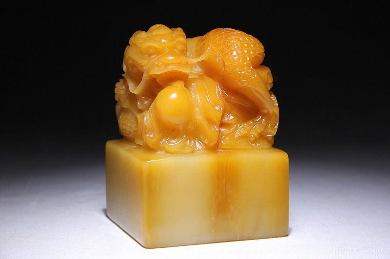 A20U22D 田黄石高彫り 龍戲珠樣 篆刻印 印章 文房具 重2.78kg 高14cm