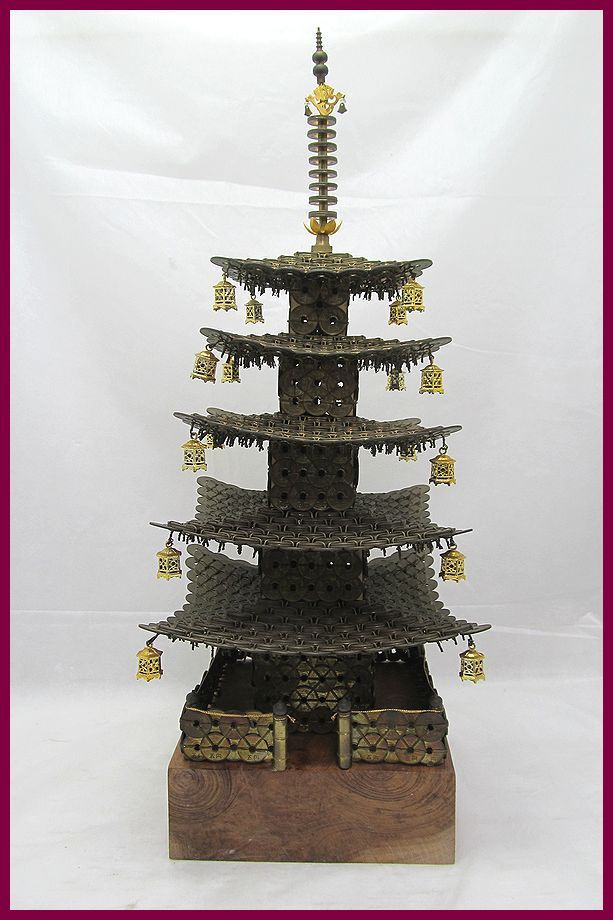 五円玉工芸 五重塔 重さ10.7kg 高さ62cm 木製台付き 5円玉アート 五円