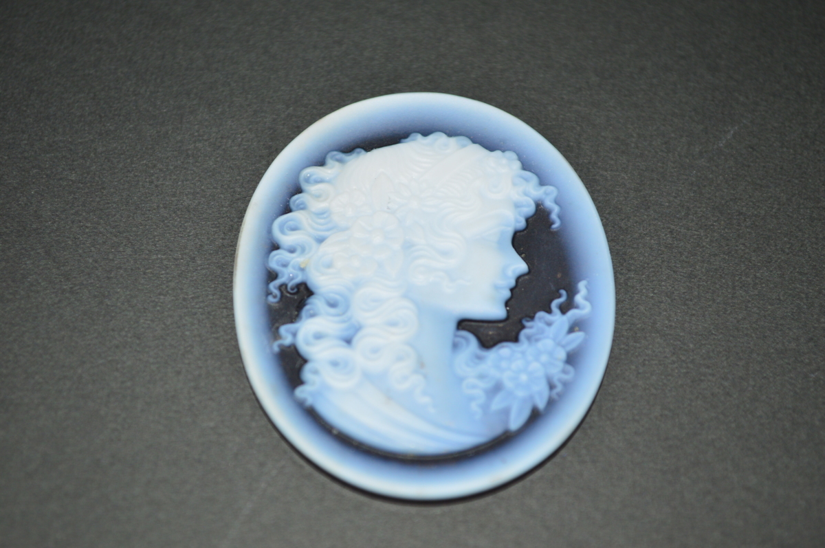 ストーンカメオ ルース 女性の横顔 約54.0ct 紺-黒色系 CA-070