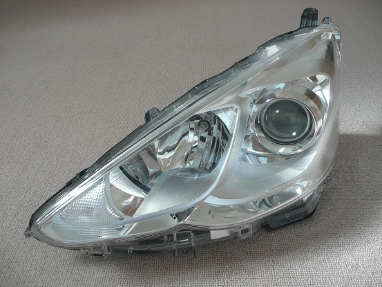 ☆トヨタ　アクア　NHP10　左ヘッドランプ(ハロゲン用)　KOITO52-291　欠損・ワレなし中古品☆