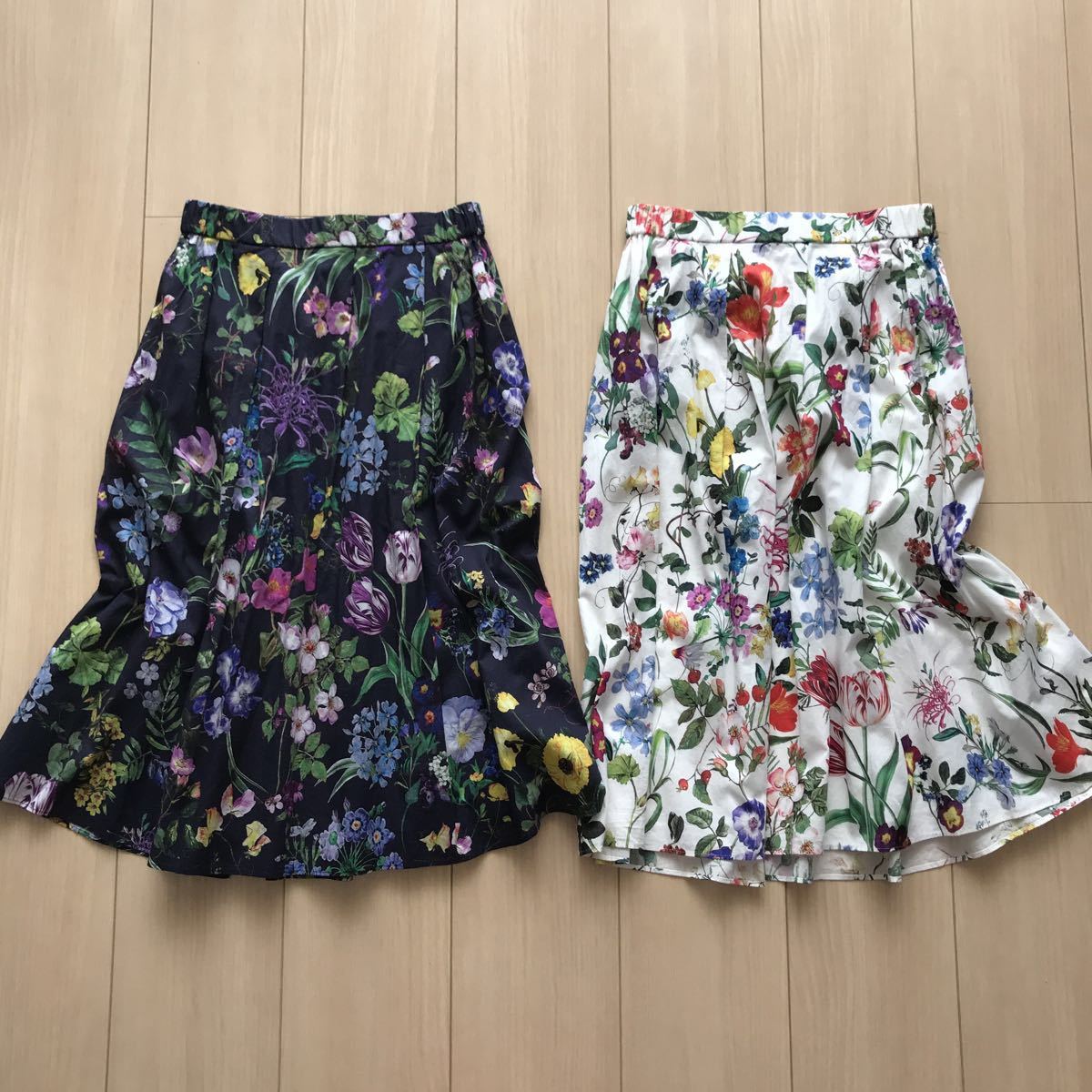 人気SALE，お得 UNTITLED アンタイトル ボタニカルプリントフレアスカート フラワープリント 花柄 膝丈 色違い まとめ売り ネイビー&ホワイト 格安出品(フレアースカート、ギャザースカート（ロング）)｜ 女性用