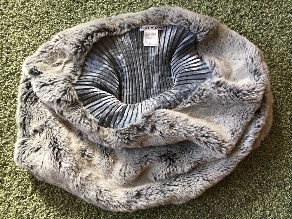 ISSEY MIYAKEイッセイミヤケ☆超美品フェイクファー×プリーツ シルバー 