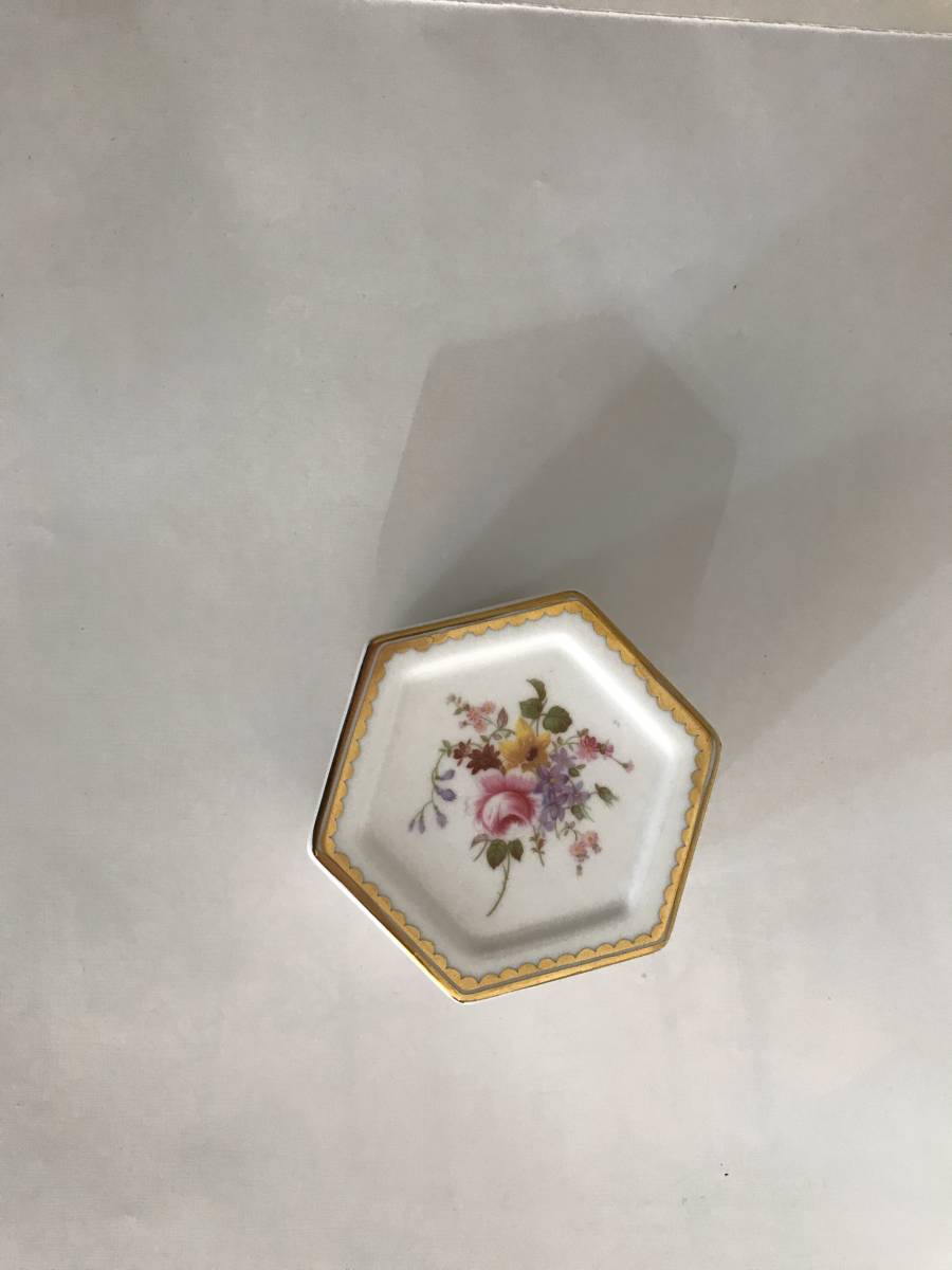 Royal ロイヤルクラウンダービー Crown ポジー デュオ カップ POSIES 英国アンティークのロイヤルクラウンダービー、DERBY ロイヤルクラウンダービーのポジー、イギリスから届いた ティーポット 英国のアンティーク陶磁器、ロイヤルクラウンダービー（DERBY | POSIES）、英国 ロイヤルクラウンダービーのポージーシリーズ、アンティークの イギリスから届いたアンティークの小さなお皿、ロイヤルクラウン epoca