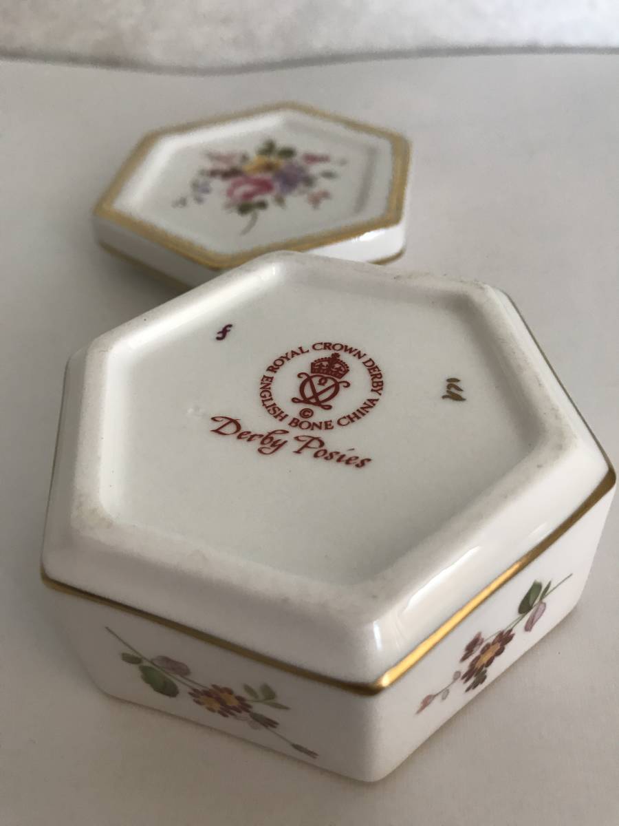 Royal ロイヤルクラウンダービー Crown ポジー デュオ カップ POSIES 英国アンティークのロイヤルクラウンダービー、DERBY ロイヤルクラウンダービーのポジー、イギリスから届いた ティーポット 英国のアンティーク陶磁器、ロイヤルクラウンダービー（DERBY | POSIES）、英国 ロイヤルクラウンダービーのポージーシリーズ、アンティークの イギリスから届いたアンティークの小さなお皿、ロイヤルクラウン epoca