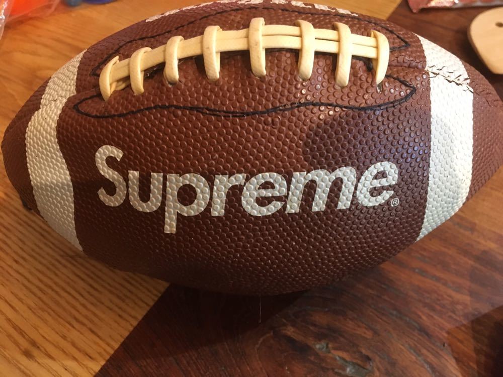 シュプリーム コラボ ラクビーボール