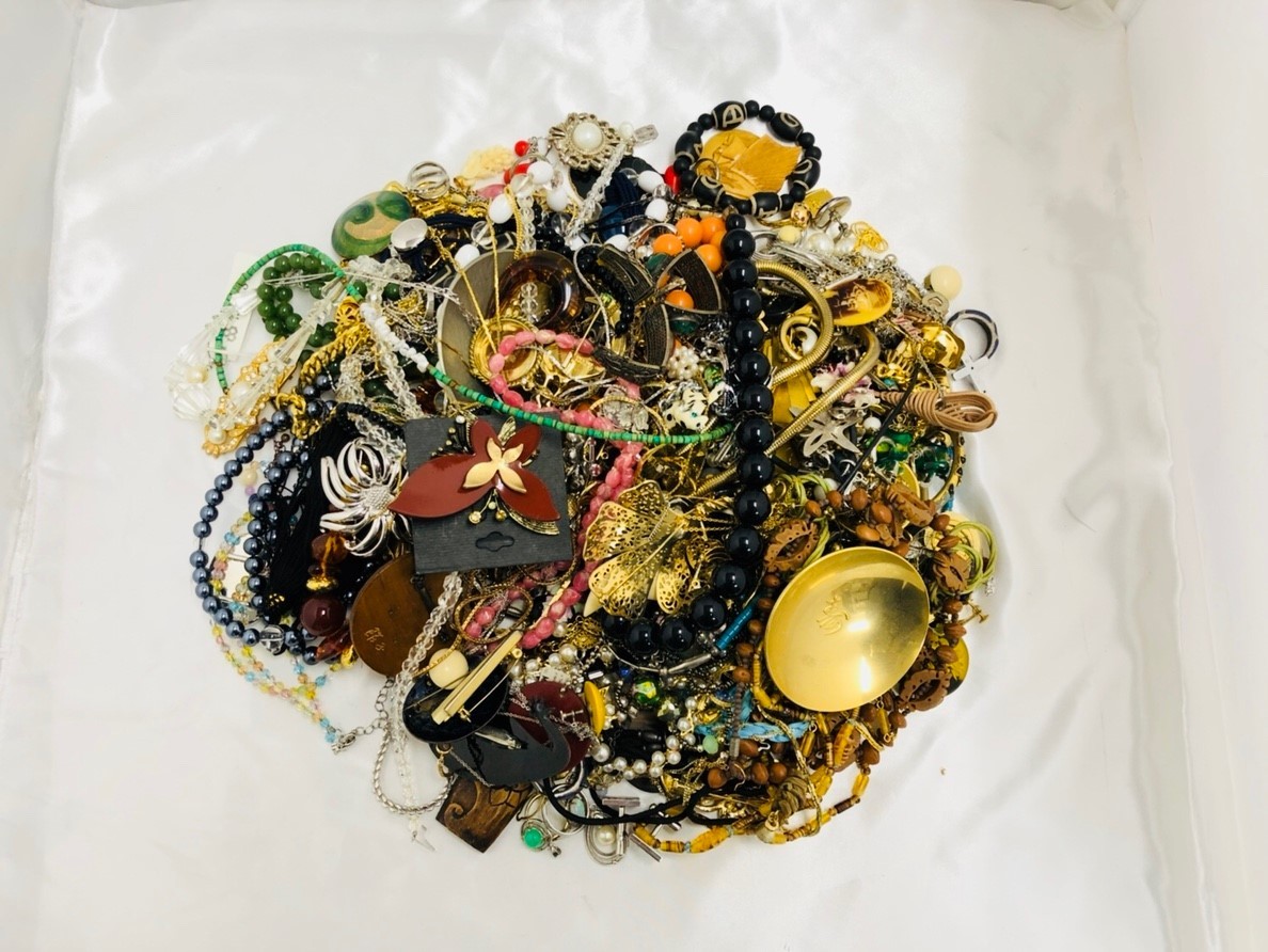 ☆大量約3.1Kgまとめ☆アクセサリー イミテーション大量 約3.1kg 約