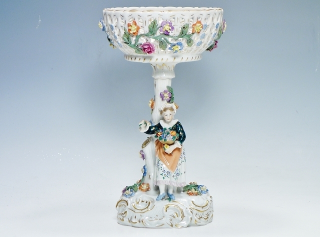 Lot DRESDEN PORCELAIN TWO-HANDLED FLOWER ENCRUSTED POTPOURRI の