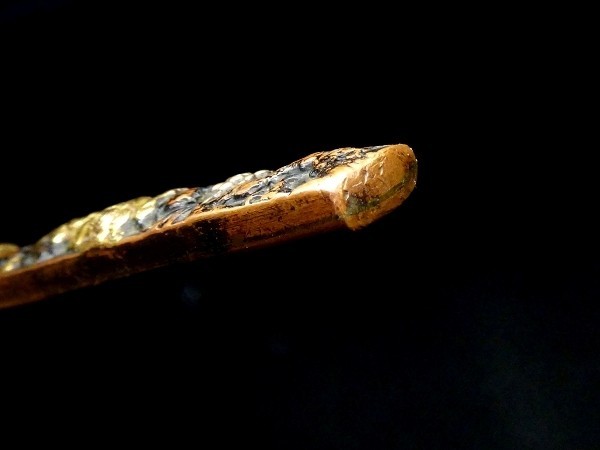 力強き獅子図の名作小柄 素銅地 金銀色絵 二疋唐獅子牡丹図 桐箱付