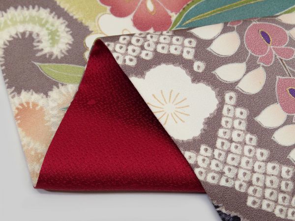 特 460octihaji 長寸 振袖袷 パールトーン加工 金彩加工 刺繍 花車 濃赤色 【中古Ａ】 | 成人式の振袖レンタル・振袖購入・ママ パールトーン加工 八掛 湯のし 成人式振袖カタログ(E-4602)