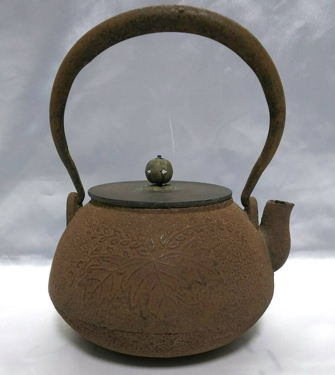龍文堂造 桐鳳凰図地紋 宝珠形鉄瓶 唐銅蓋 煎茶道具 煎茶道具 時代 龍文堂造 桐鳳凰図地紋 宝珠形鉄瓶 唐銅蓋 煎茶道具 煎茶道具 時代