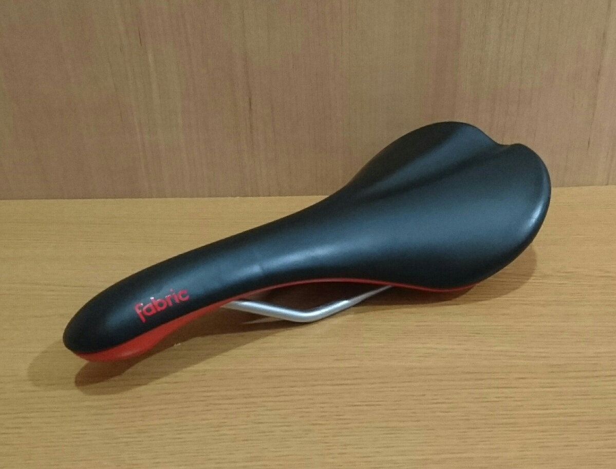 【中古】fabric scoop radius サドル 黒/赤_1