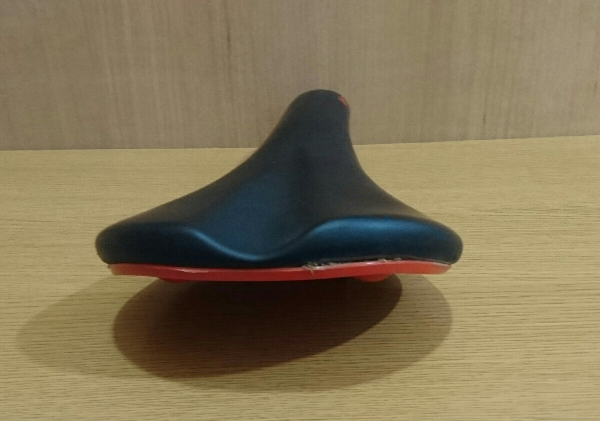 【中古】fabric scoop radius サドル 黒/赤_2