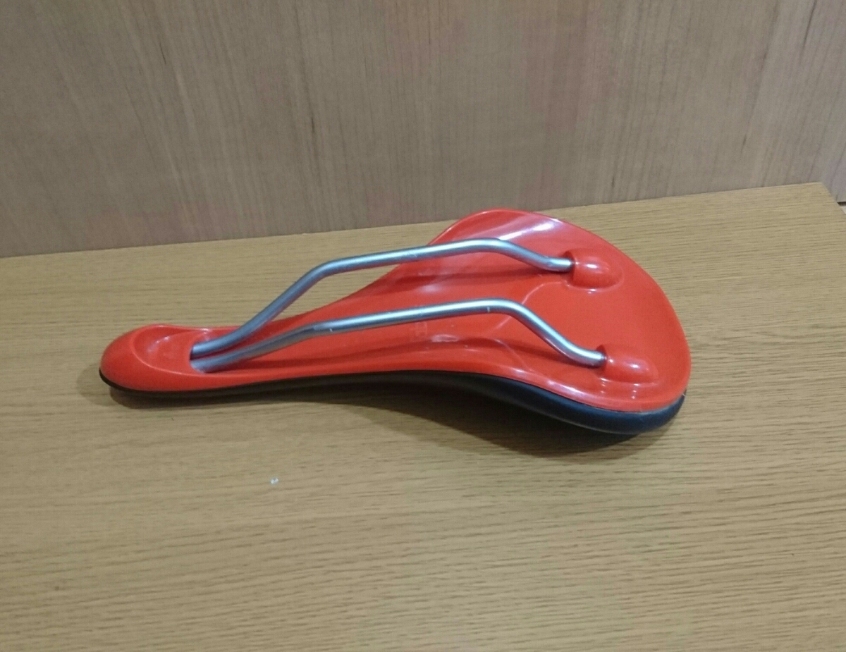 【中古】fabric scoop radius サドル 黒/赤_3