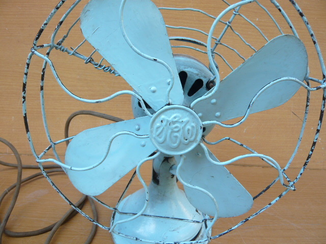 【赤字超特価，爆買い】 扇風機　芝浦電機　４枚羽根/１２インチ　　鉄製　ジャンク品　アンティーク　インテリア用品