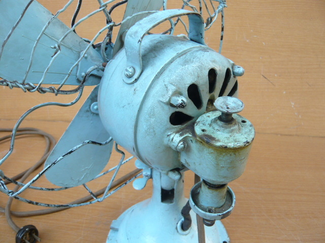 【赤字超特価，爆買い】 扇風機　芝浦電機　４枚羽根/１２インチ　　鉄製　ジャンク品　アンティーク　インテリア用品