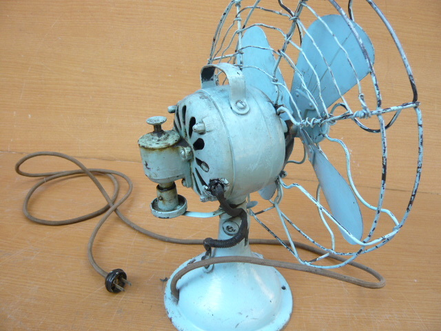 【赤字超特価，爆買い】 扇風機　芝浦電機　４枚羽根/１２インチ　　鉄製　ジャンク品　アンティーク　インテリア用品