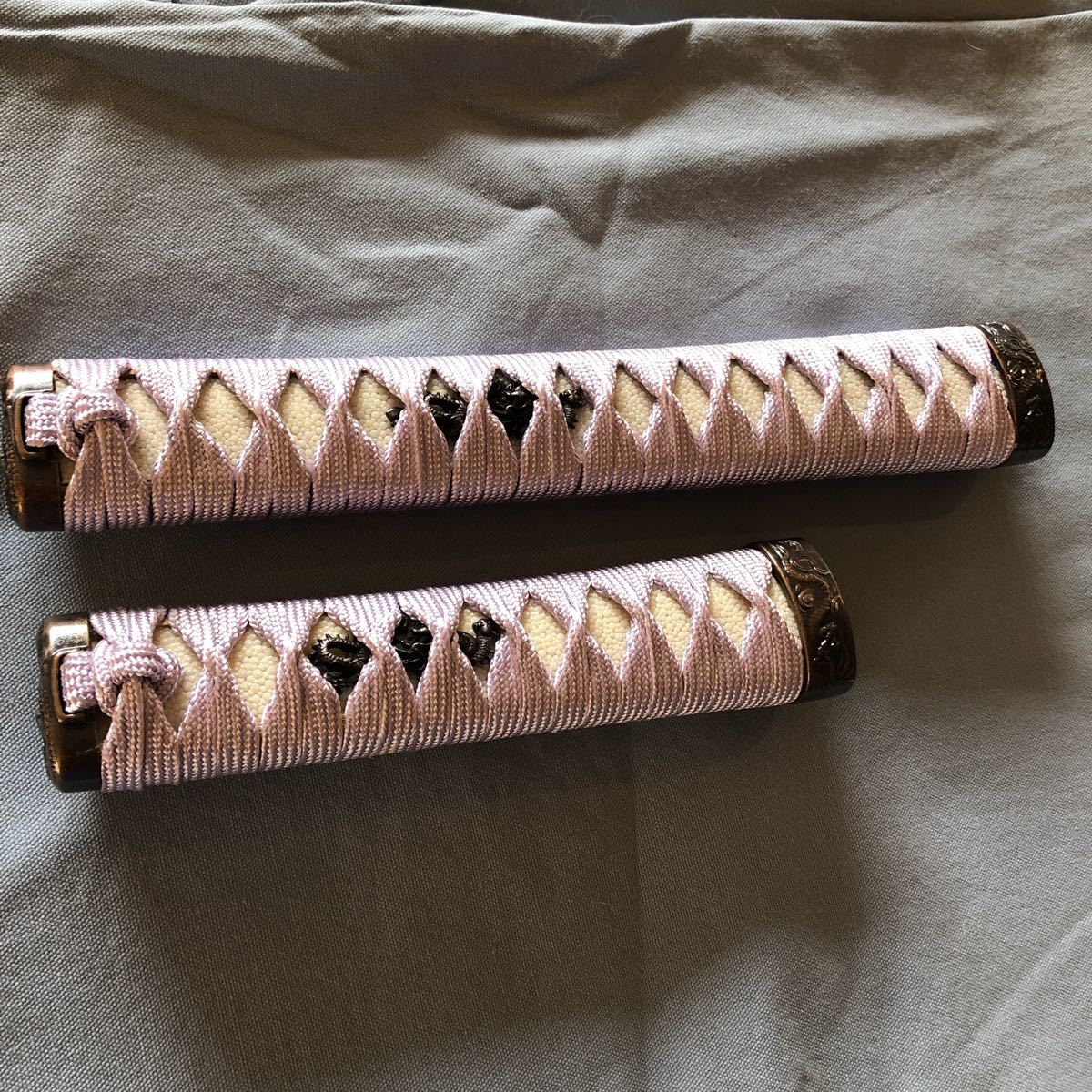 新品 日本刀柄 日本刀装具 全長約26CM 桜縁頭 本鮫 縁頭 目貫 桜目貫 綿巻 木柄 合成鮫皮 龍紋縁頭目貫 折金 拵 短刀用