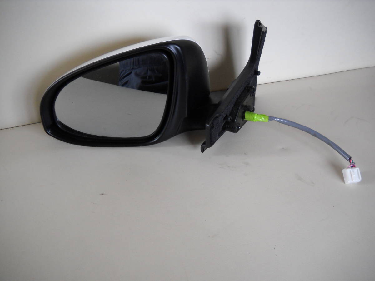 トヨタアクア純正ウインカー付きドアミラー左側