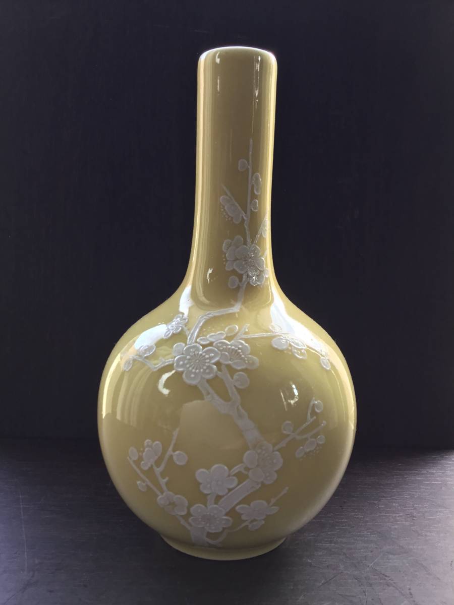 景德鎮製 黄釉梅図花瓶